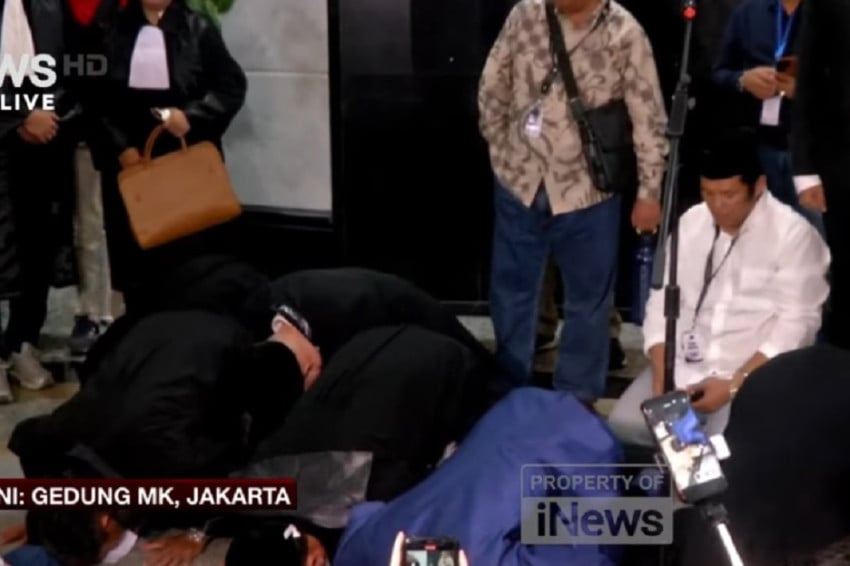 Gugatan Ijazah Gibran Kandas, Relawan Sujud Syukur!