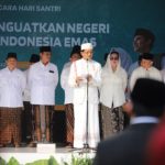 Keren! Kemenag Bakal Rutin Pakai Sarung & Peci?