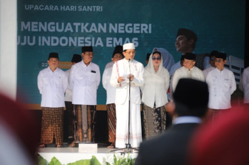 Keren! Kemenag Bakal Rutin Pakai Sarung & Peci?