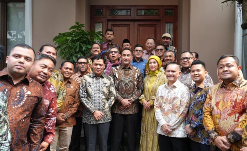 Tradisi Baru! Komisi III DPR Sambangi Rumah Kapolri