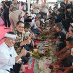 Momen Hangat Mendagri Makan Liwet Bareng Sopir!