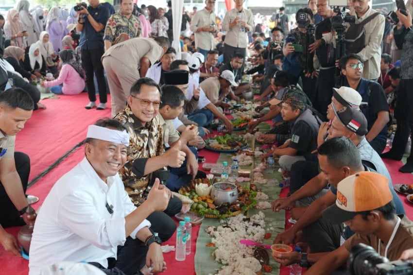 Momen Hangat Mendagri Makan Liwet Bareng Sopir!